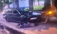 Pijany kierowca BMW staranował ogrodzenie szkoły! Miał ponad 2 promile i cofnięte uprawnienia