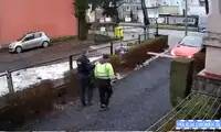 Policjanci zatrzymali poszukiwanego i kierowcę na zakazie. Obaj zatrzymani  mieli przy sobie narkotyki[WIDEO]