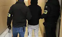 Zatrzymanie oszusta na bolesławieckim dworcu – policja odzyskała pieniądze [WIDEO]