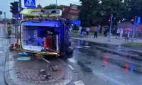 Groźny wypadek na skrzyżowaniu! Karetka jadąca na sygnale zderzyła się z Volkswagenem