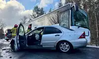 Zderzenie autobusu z Mercedesem