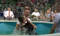 Mieszkańcy Bolesławca uczestniczyli w wielkim kongresie Świadków Jehowy. Chrzest punktem kulminacyjnym [WIDEO]