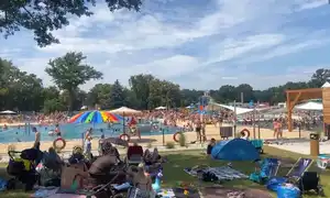 Nowe baseny w Bolesławcu pękają w szwach mimo krytyki. Sprawdziliśmy, jak jest naprawdę [WIDEO]