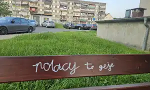 Szokujące bazgroły na ławkach na osiedlu Staszica