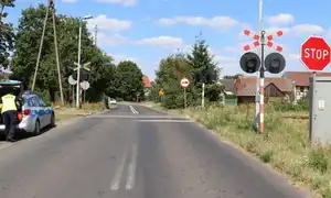 Policjanci przypominają - zatrzymaj się i rozejrzyj! Rowerzysta wjechał na przejazd kolejowy i został potrącony przez pociąg Policjanci przypominają - zatrzymaj się i rozejrzyj! Rowerzysta wjechał na przejazd kolejowy i został potrącony przez pociąg