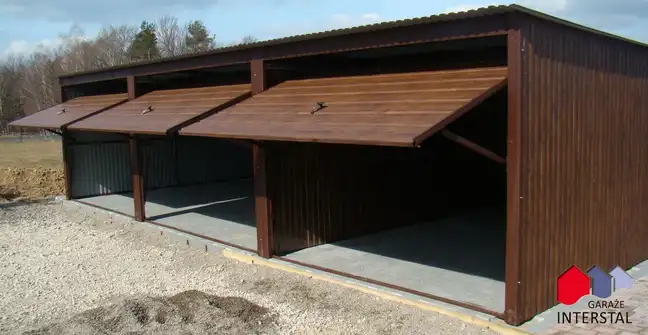 Garaż blaszany 9×5 m trzystanowiskowy imitacja drewna orzech