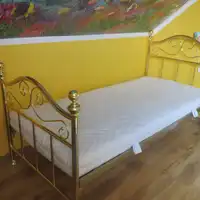 Łóżko metalowe z materacem