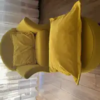 Żółty fotel - podnóżek - poduszki Black Red White 