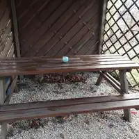 duży stół ogrodowy z dwoma ławkami