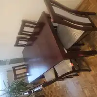 Stół rozkładany z krzeslami 