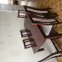 Stół rozkładany z krzeslami 