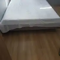 łóżko i materac w dobrym stanie