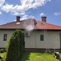 Praca przy myciu i malowaniu dachów