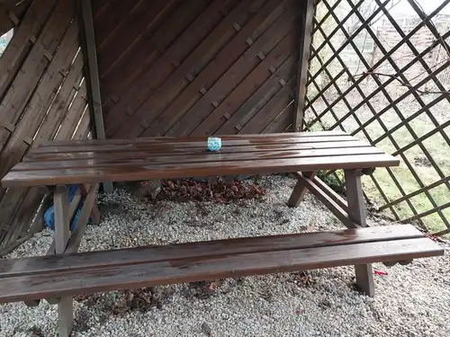 duży stół ogrodowy z dwoma ławkami