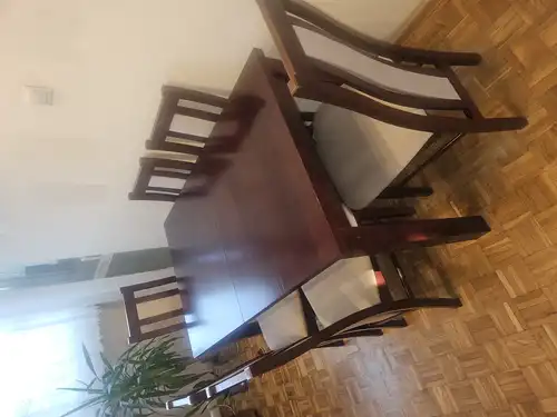 Stół rozkładany z krzeslami 
