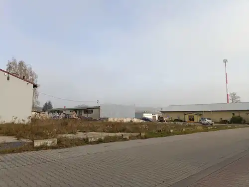 plac utwardzony  w  Bolesławcu przy ul. Wróblewskiego obok Ampera .