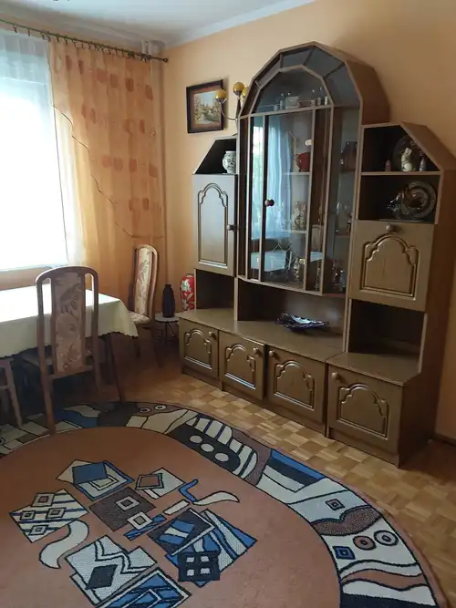  elegancka antyczna szafka do salonu
